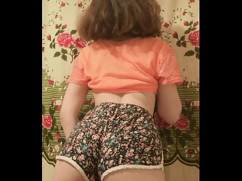 ❤️ セクシーな若いベイブがカメラでショーツを脱ぐ ❤️❌ ポルノビデオ ❌️❤